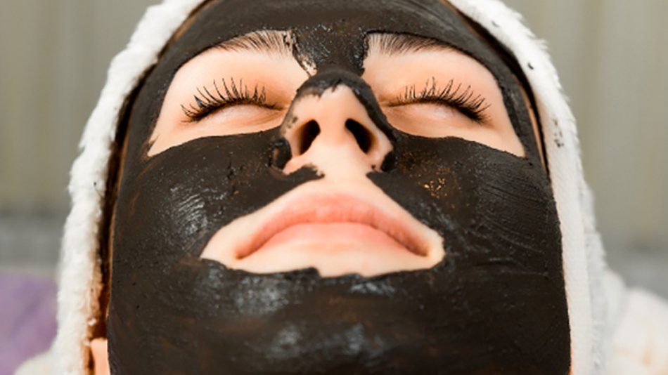 mujer con mascarilla en la cara