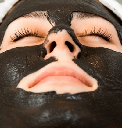 mujer con mascarilla en la cara