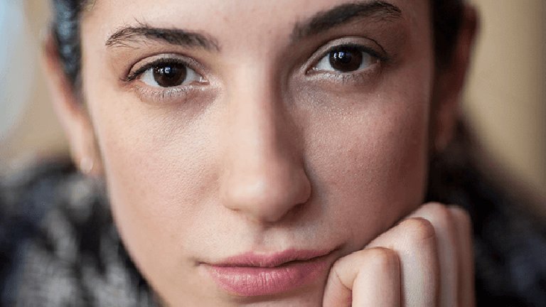 mujer joven en primer plano