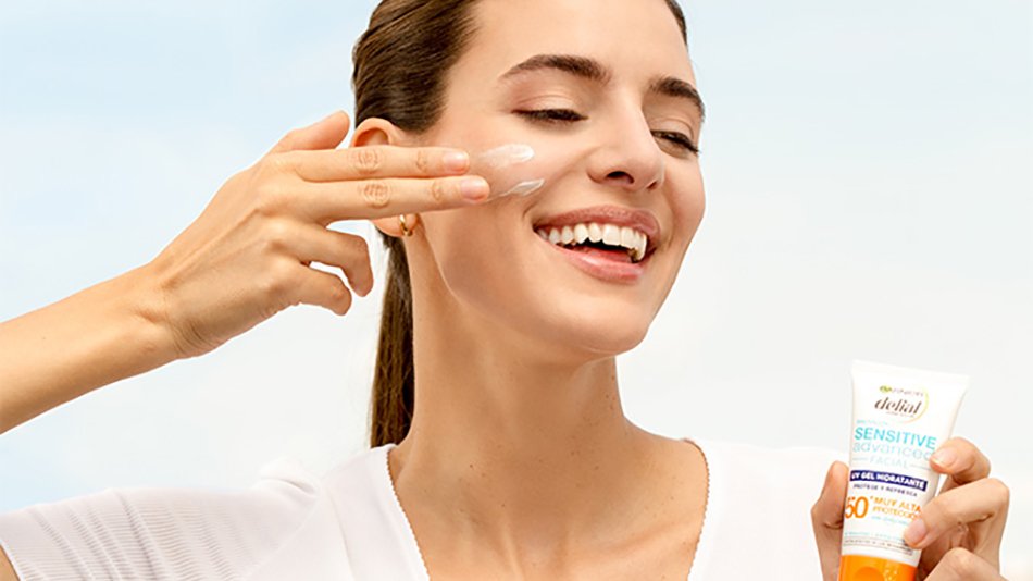 chica sentada en una amaca en la playa