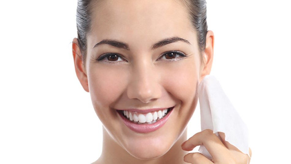 mujer usando toallitas desmaquillantes