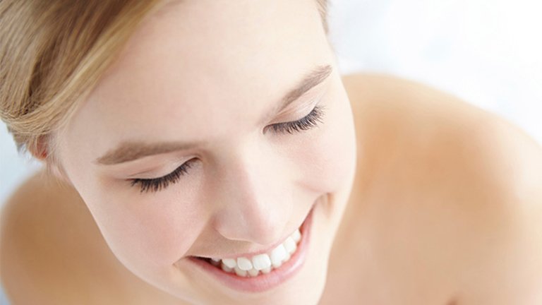 mujer sonriendo en primer plano