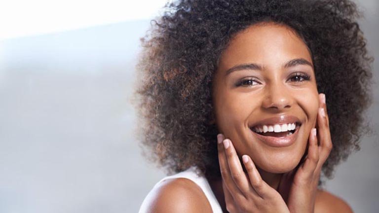 mujer negra sonriendo en primer plano