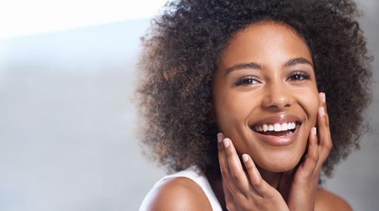mujer negra sonriendo en primer plano