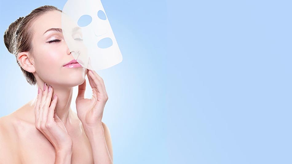 mujer con mascarilla tissu mask