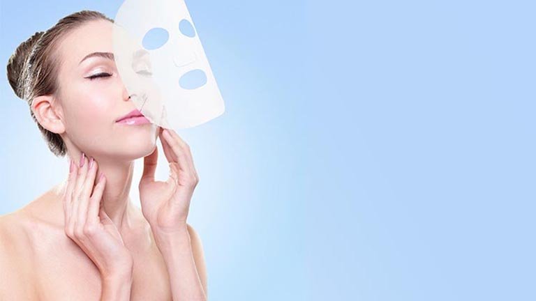mujer con mascarilla tissu mask