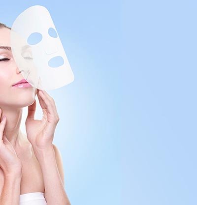 mujer con mascarilla tissu mask