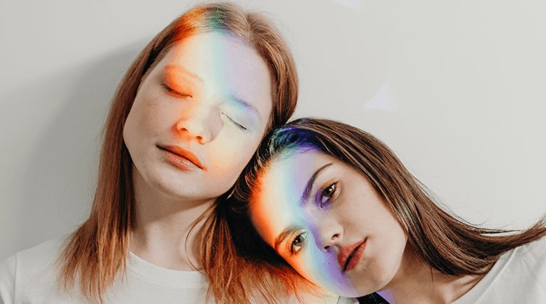 dos chicas con arco iris en la cara