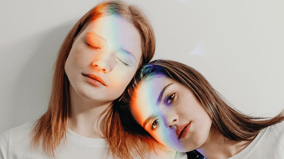 dos chicas con arco iris en la cara