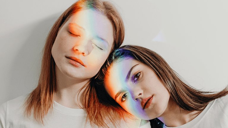 dos chicas con arco iris en la cara