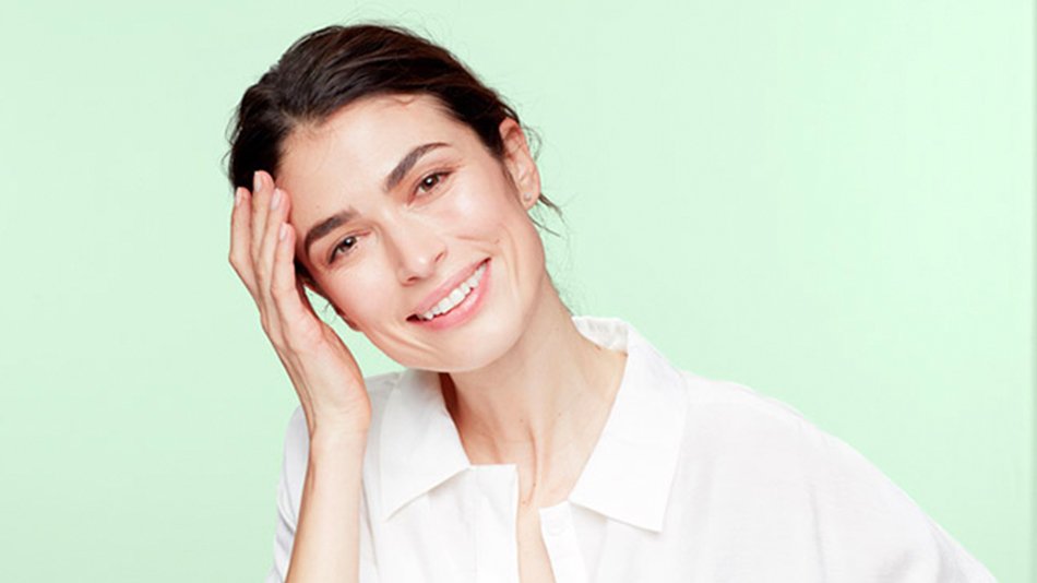 mujer tocándose la frente