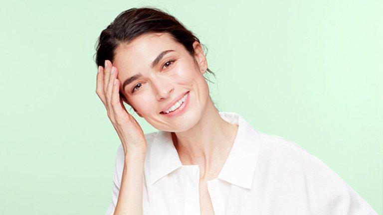 mujer tocándose la frente