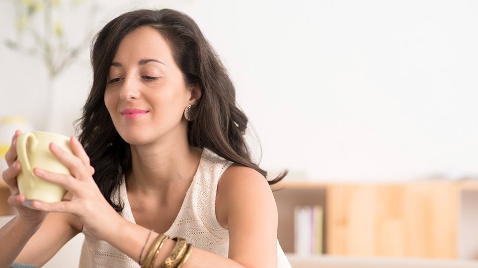 chica bebiendo de una taza