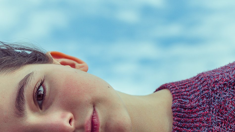 mujer morena mirándose la cara al espejo