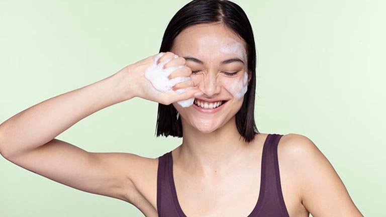 Chica riendose limpiando su cara