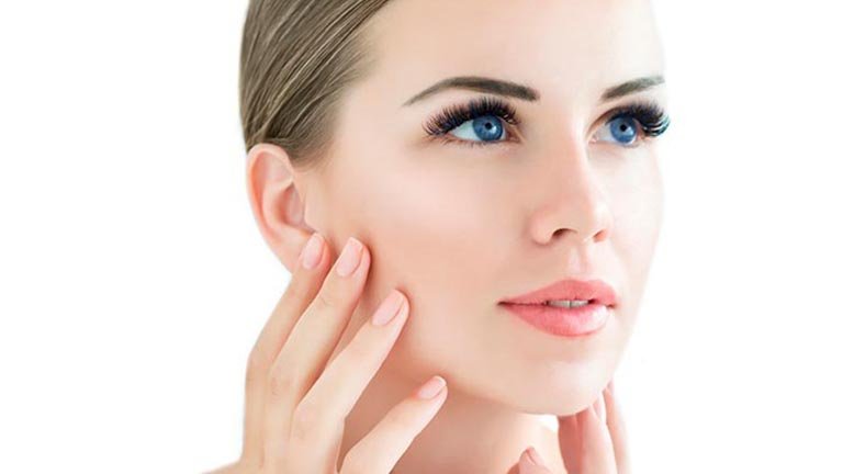 mujer de ojos claros y pestañas grandes