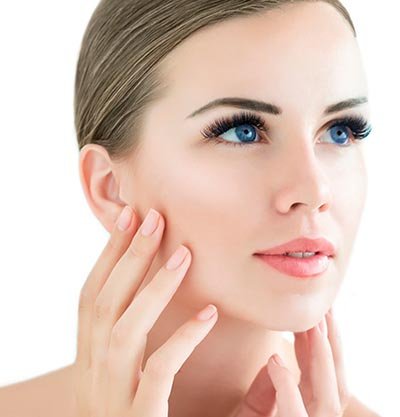 mujer de ojos claros y pestañas grandes