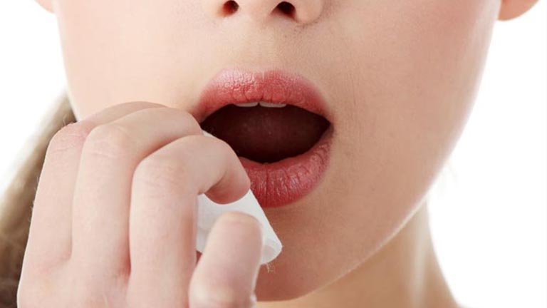 mujer desmaquillándose los labios
