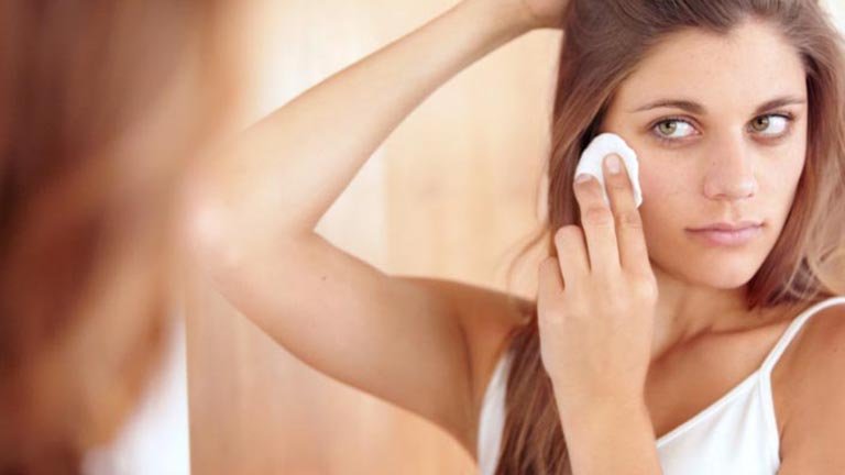 mujer morena de ojos verdes frente al espejo