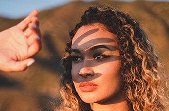 chica tapándose del sol