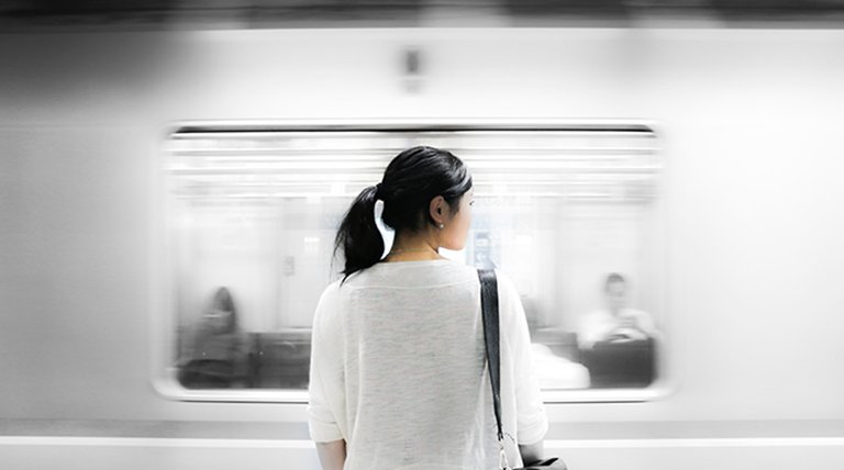 Mujer esperando el tren