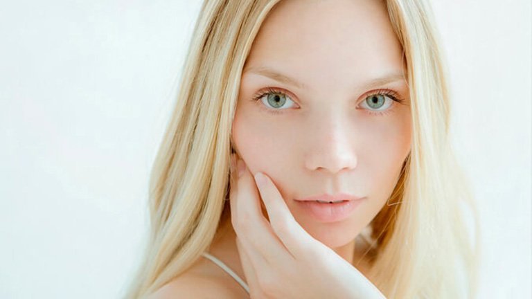 Mujer tocándose la cara