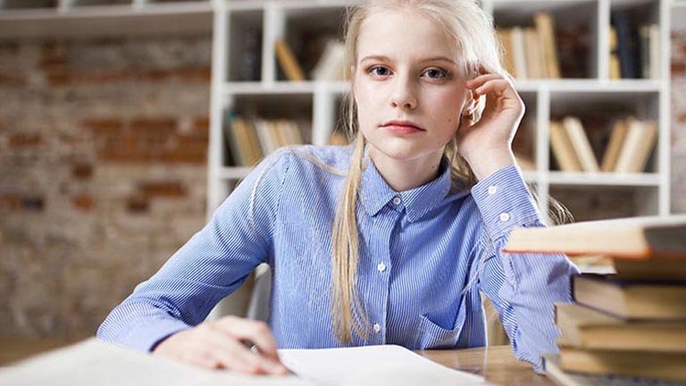 mujer joven rubia en la biblioteca