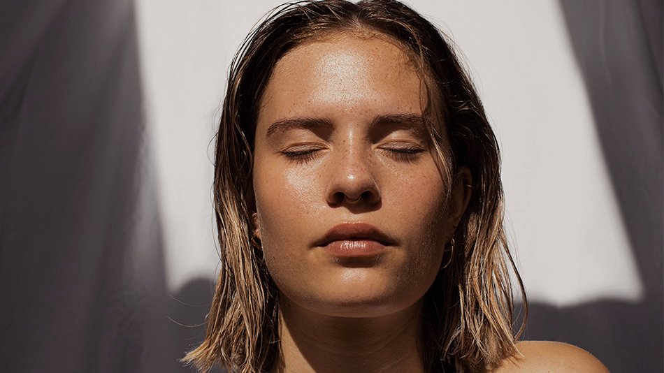 chica con la cara al sol