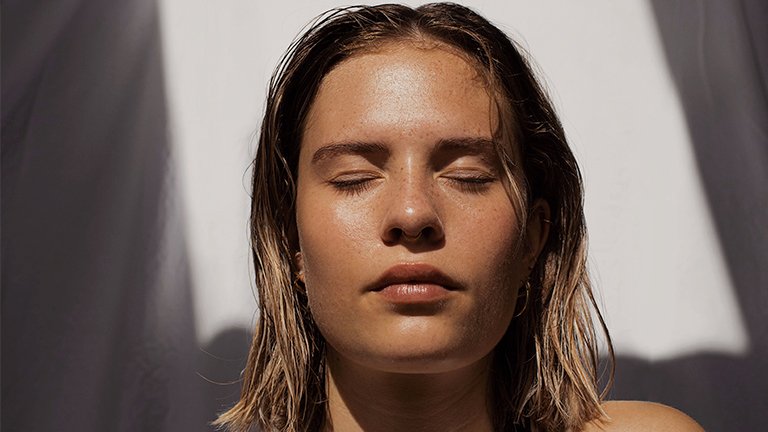 chica con la cara al sol