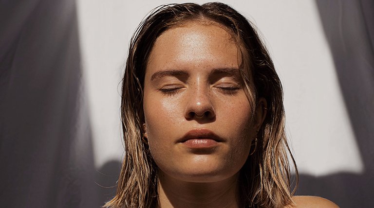chica con la cara al sol