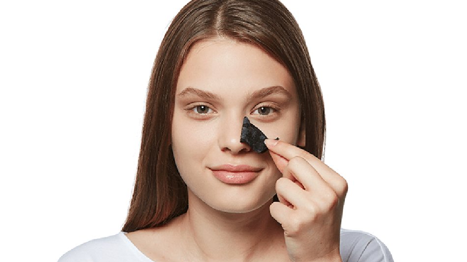 mujer con mascarilla negra en la nariz