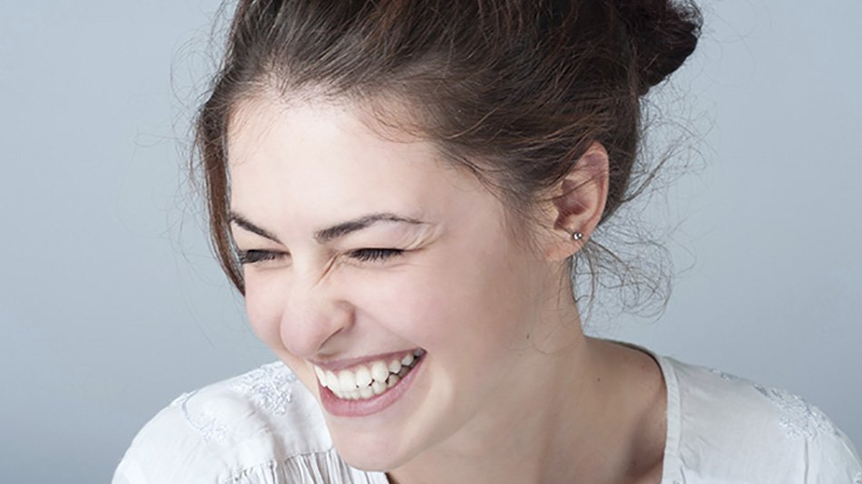 mujer morena riéndose en primer plano