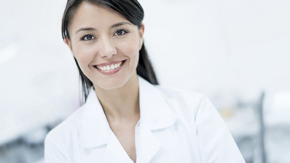 mujer morena con bata blanca sonriendo