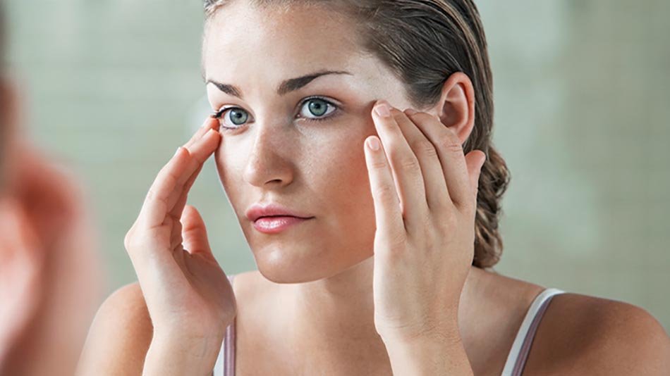 Mujer tocándose la sien