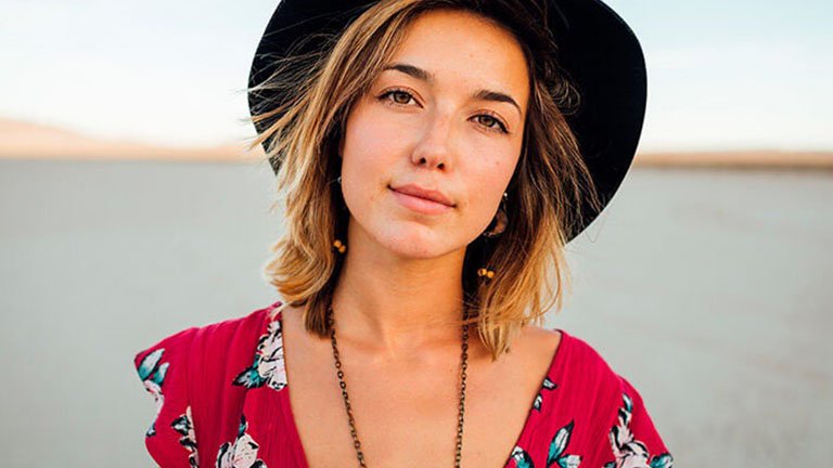 mujer con sombrero y vestido rojo