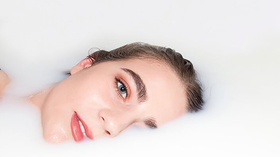 mujer morena ojos azules media cara