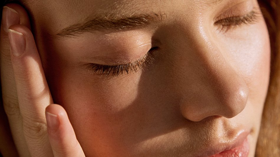 chica tocándose la cara