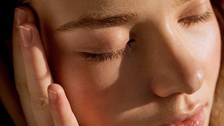 chica tocándose la cara