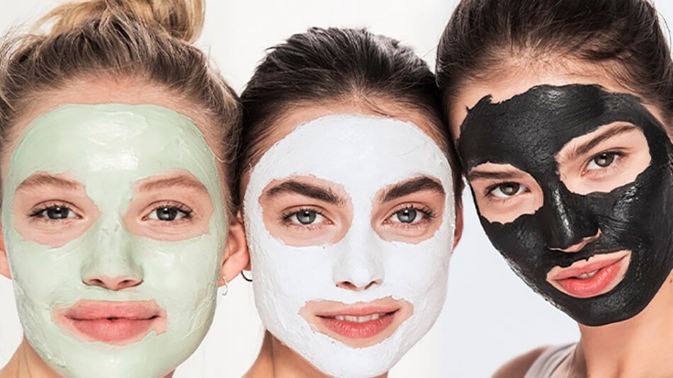 3 chicas con mascarillas faciales