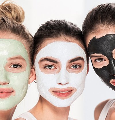 3 chicas con mascarillas faciales
