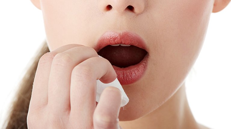 mujer desmaquillándose los labios