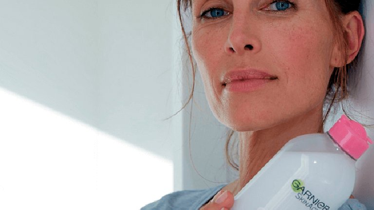 mujer con agua micelar