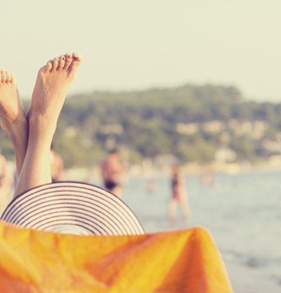 Mujer tumbada en la playa
