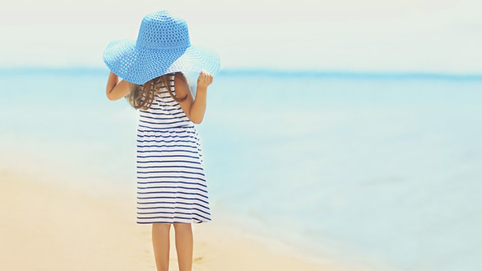 Niña rubia en la playa