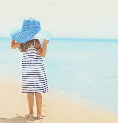 Niña rubia en la playa
