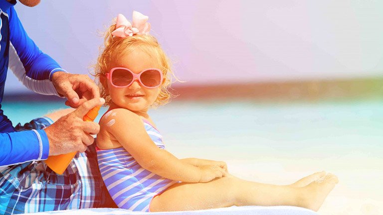 chica sentada en una amaca en la playa