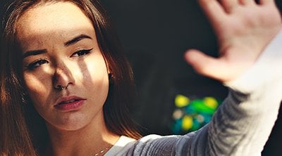 chica tapándose del sol con la mano