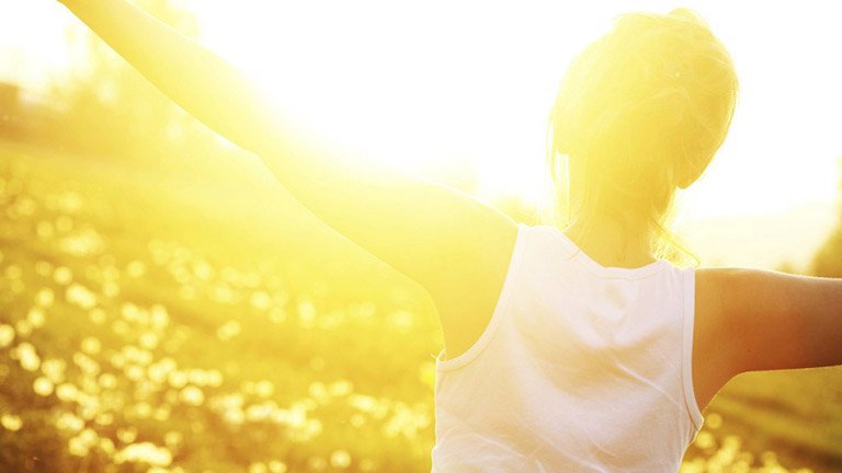 chica sentada en una amaca en la playa
