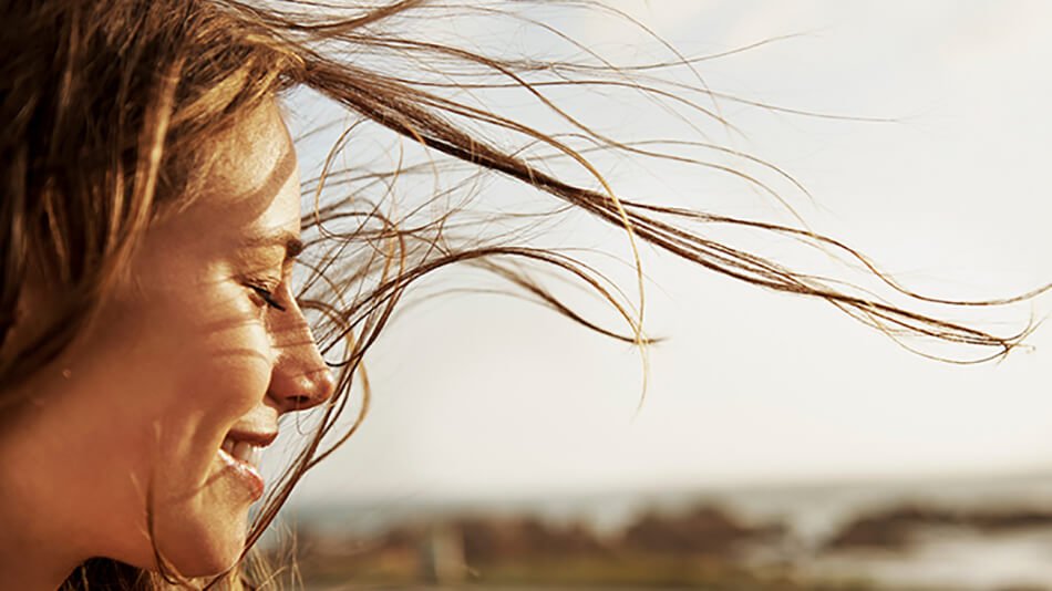 Mujer rubia con el cabello al viento