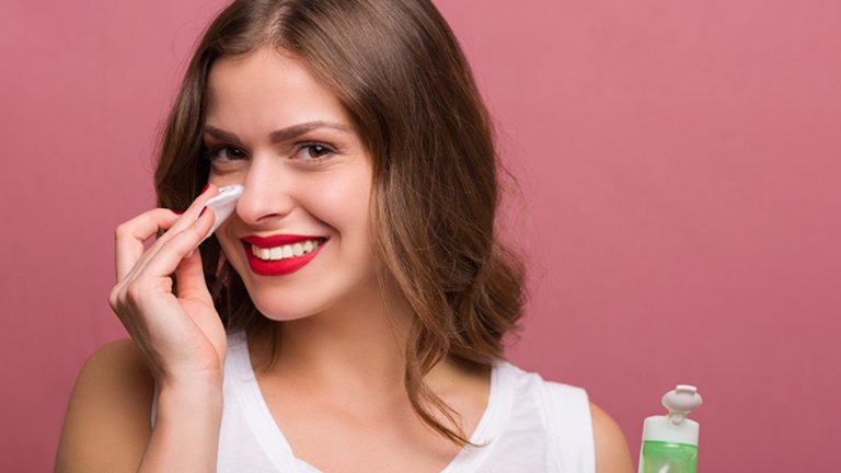 Mujer aplicándose gel desmaquillante